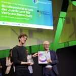 Zugang zum Recht gewinnt den Open-Source-Wettbewerb 2025 - hier die Übergabe des Preises