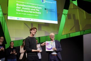 Zugang zum Recht gewinnt den Open-Source-Wettbewerb 2025 - hier die Übergabe des Preises