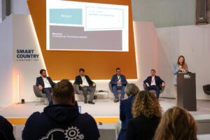 SCOON 2025, Blick auf die Atrium Stage während des Panels "Spotlights from Austria"