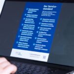 Blick auf einen Laptop-Bildschirm, der die 13 Kriterien des Servicestandards zeigt.