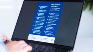 Blick auf einen Laptop-Bildschirm, der die 13 Kriterien des Servicestandards zeigt.