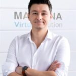 Volkan Gümüs ist Geschäftsführer von Materna Virtual Solutions, das Bild zeigt ihn vor den Firmenloge am Unternehmenssitz.