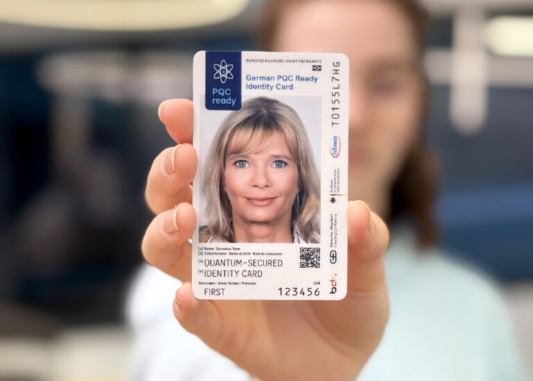 Unscharf dargestellte Frau hält Muster des PQC-Ausweises in die Kamera.