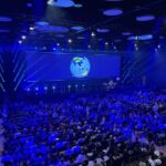 Esri Konferenz 2024 Blick von oben in den voll besetzten Konferenzsaal