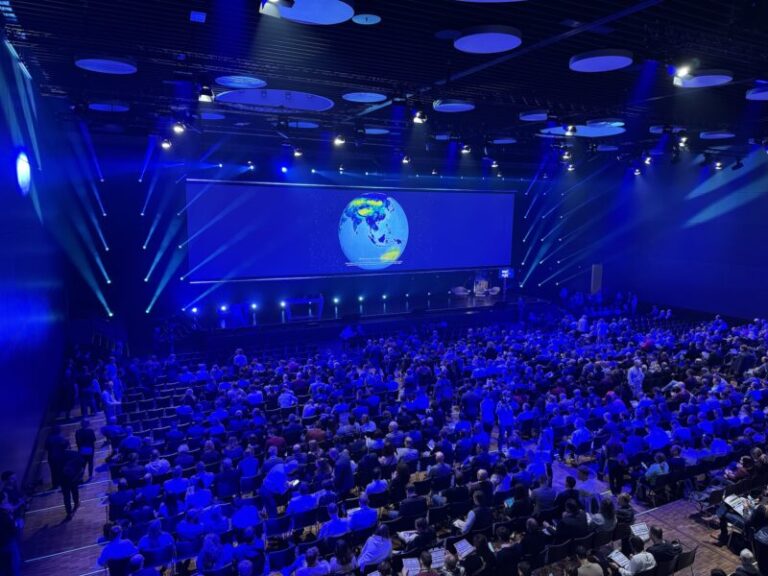 Esri Konferenz 2024 Blick von oben in den voll besetzten Konferenzsaal