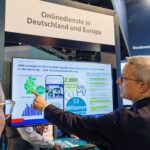 Karsten Wildberger am Messestand der eWA.