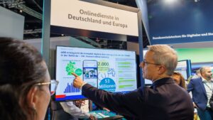 Karsten Wildberger am Messestand der eWA.