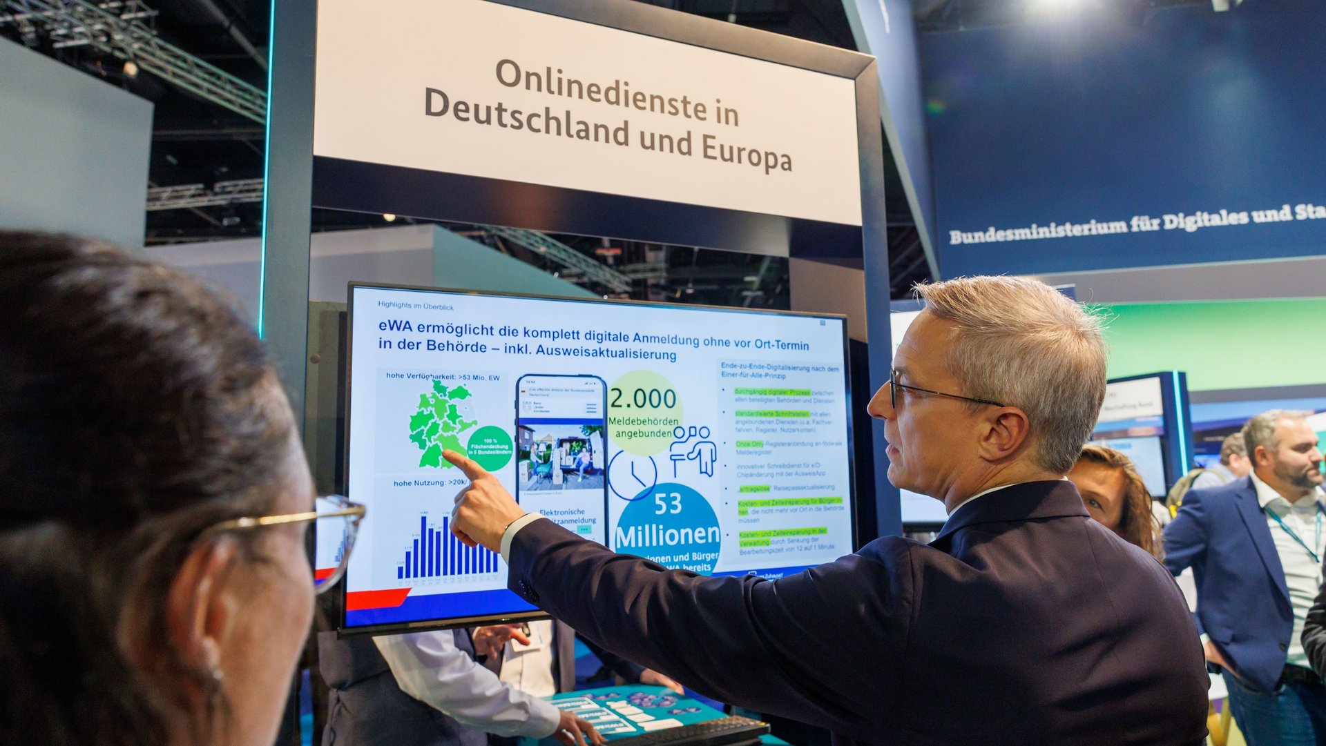 Karsten Wildberger am Messestand der eWA.