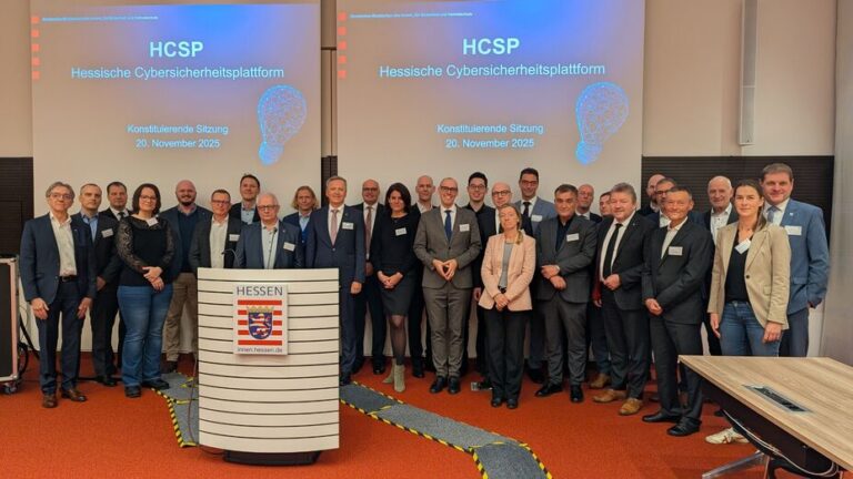 Foto einer größeren Personengruppe, die vor einer Projektion mit der Aufschrift "HCSP" posiert.