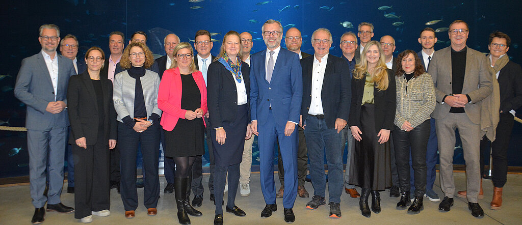 Gruppenfoto (Innenaufnahme): Mitglieder des It-Planungsrats im November 2025