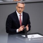 Bundesdigitalminister Karsten Wildberger spricht im Bundestag.