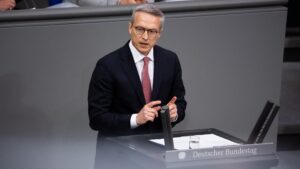 Bundesdigitalminister Karsten Wildberger spricht im Bundestag.
