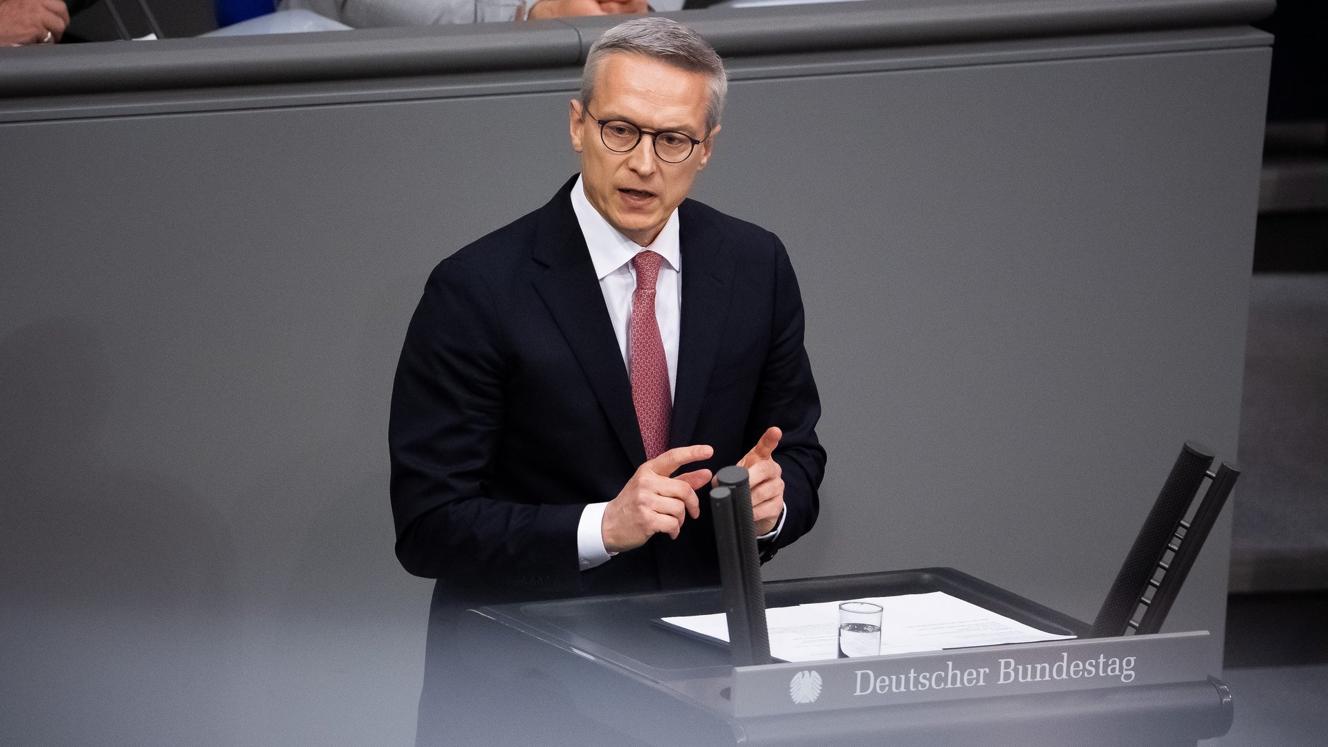 Bundesdigitalminister Karsten Wildberger spricht im Bundestag.
