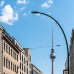 Blick in eine Berliner Straßenflucht, im Hintergrund der Fernsehturm.