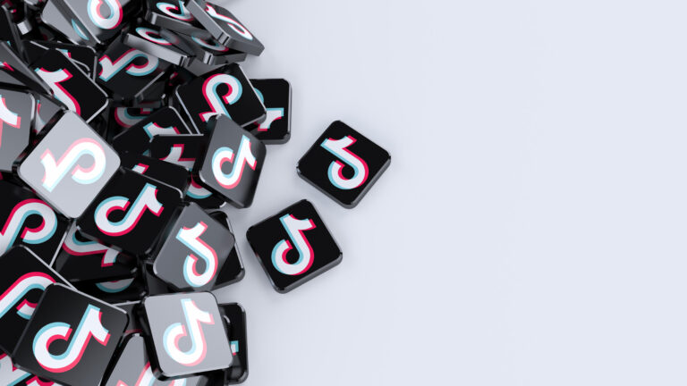Rendering eines Stapels von TikTok-Logos auf hellgrauem Hintergrund.