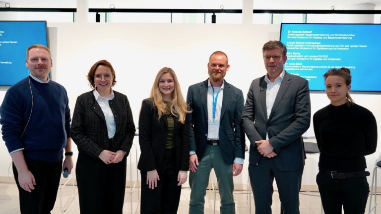 Gruppenfoto mit sechs Personen