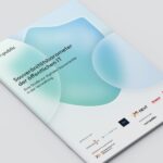 Printversion der Studie liegt auf einem hellgrauen Tisch.