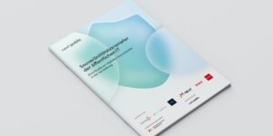 Printversion der Studie liegt auf einem hellgrauen Tisch.