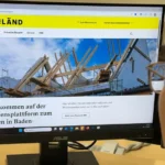 Person vor Computerbildschirm mit BauTheLänd-Homepage