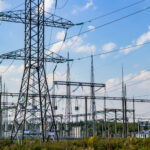 Umspannwerk mit vielen Strommasten