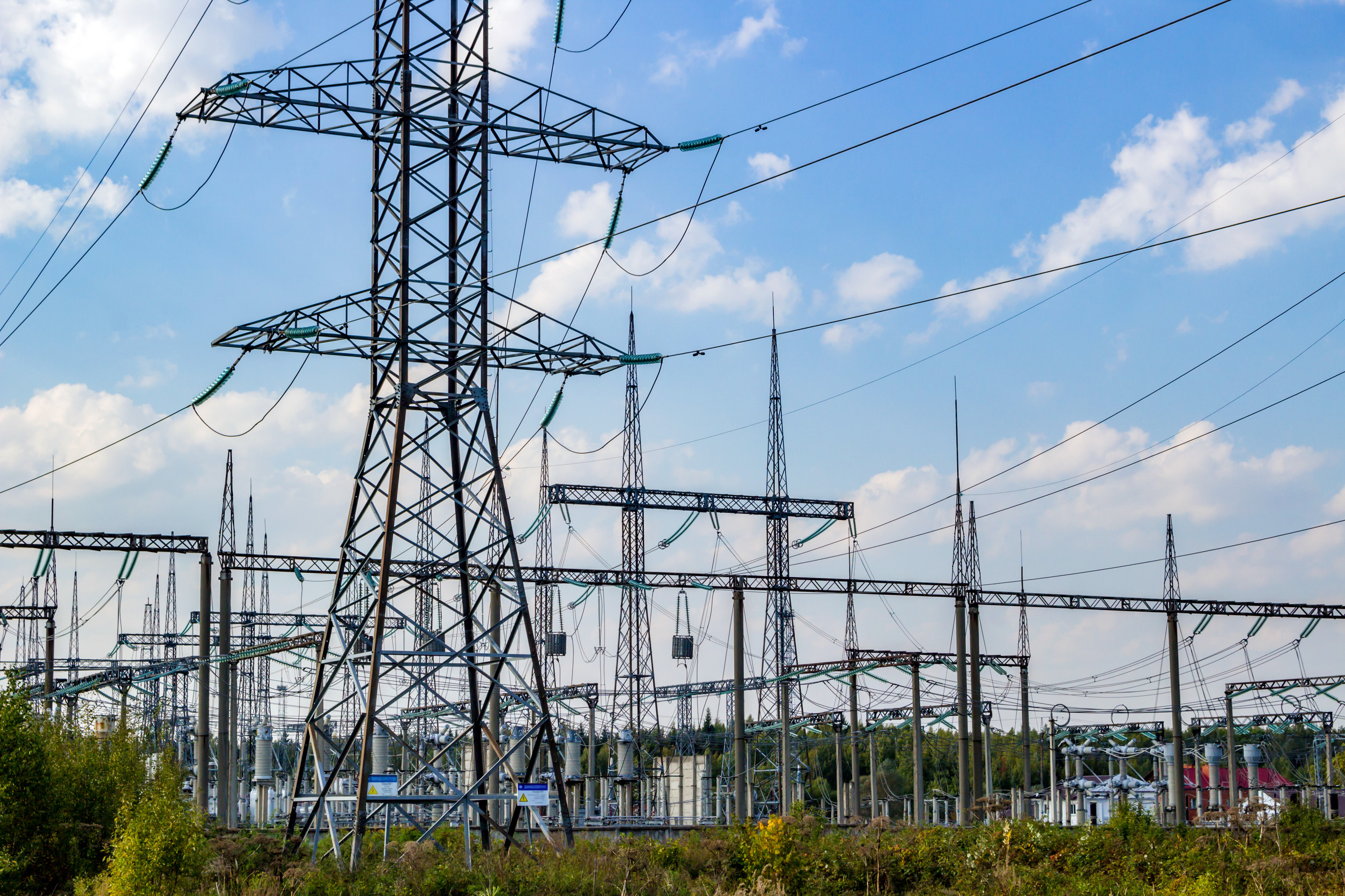 Umspannwerk mit vielen Strommasten
