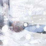 Zwei Personen reichen einander die Hände.