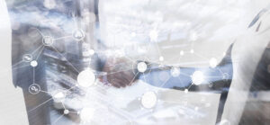 Zwei Personen reichen einander die Hände.