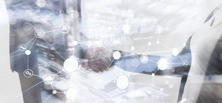 Zwei Personen reichen einander die Hände.