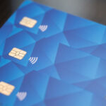 Mehrere Bezahlkarten-Rohlinge vor grauem Hintergrund