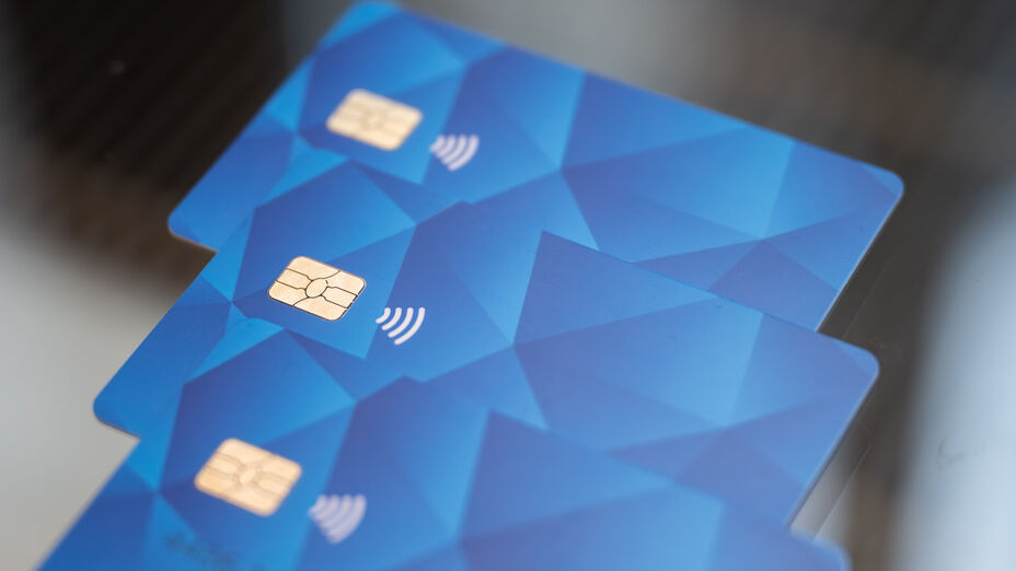 Mehrere Bezahlkarten-Rohlinge vor grauem Hintergrund