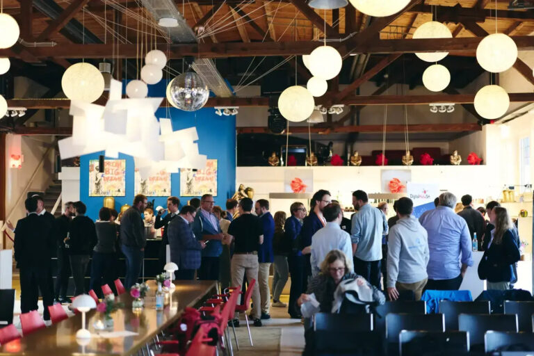 menschenmenge - die meisten personen Männer in hellblauen Oberhemden - in einem modern eingerichteten Konferenzraum.