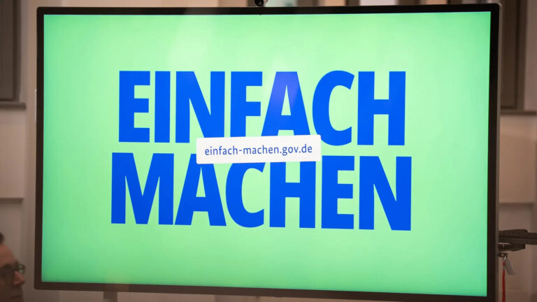 Startseite des Einfach-Machen-Portals auf einem Monitor.