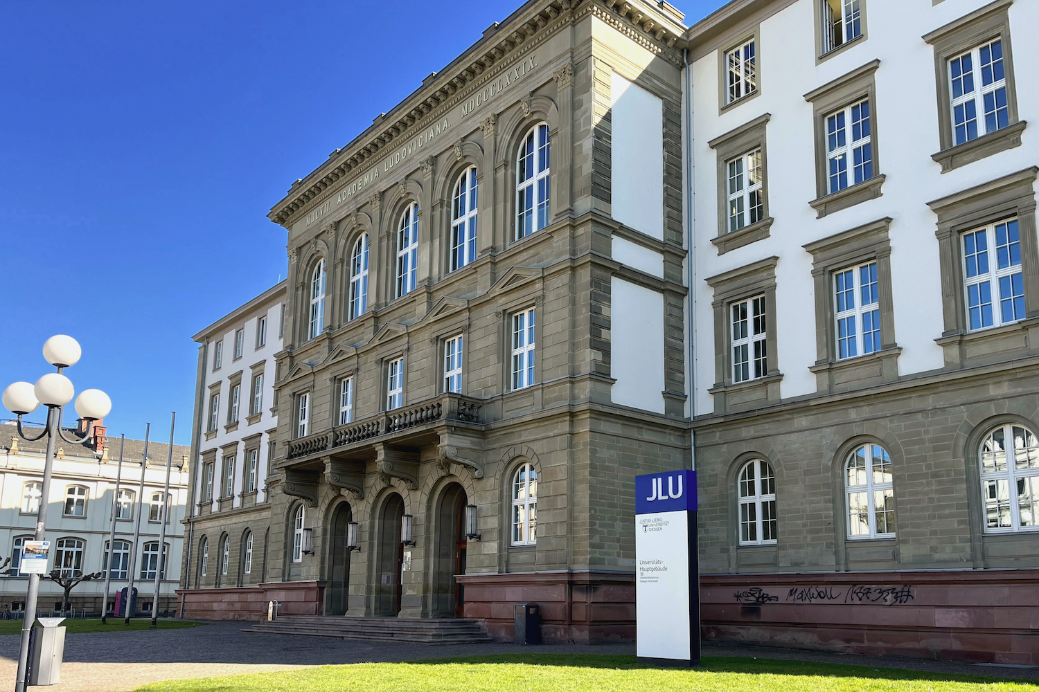 Blick auf das Hauptgebäude der Universität Gießen.