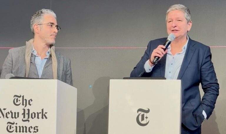 Ein Mann und eine Frau stehen hinter Rednerpulten der New York Times auf einer Bühne der Münchner Sicherheitskonferenz 2026.