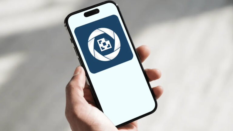 Hand hält Smartphone, darauf das Logo der BeihilfeNRW-App