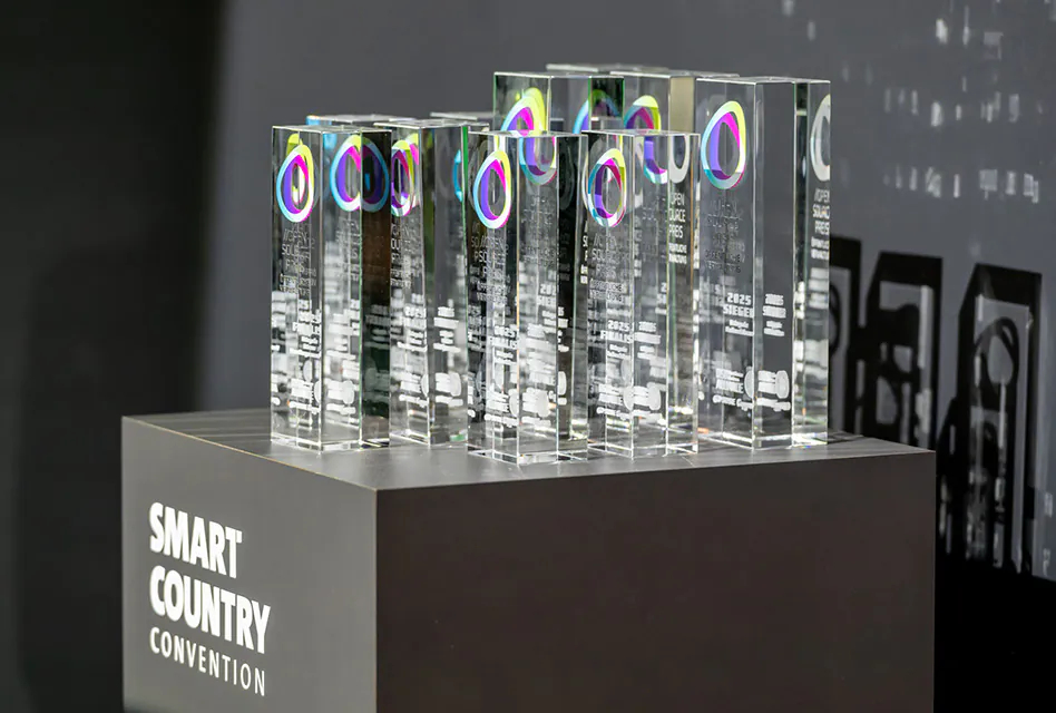 Eine Reihe von gläsernen Trophäen auf einer frauen Säule, darauf Schriftzug "Smart Country Convention"