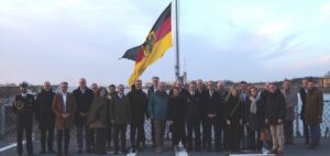 Am Rande der Sitzung fand der diesjährige Kaminabend auf dem Einsatzgruppenversorger "Frankfurt am Main" der Deutschen Marine statt.