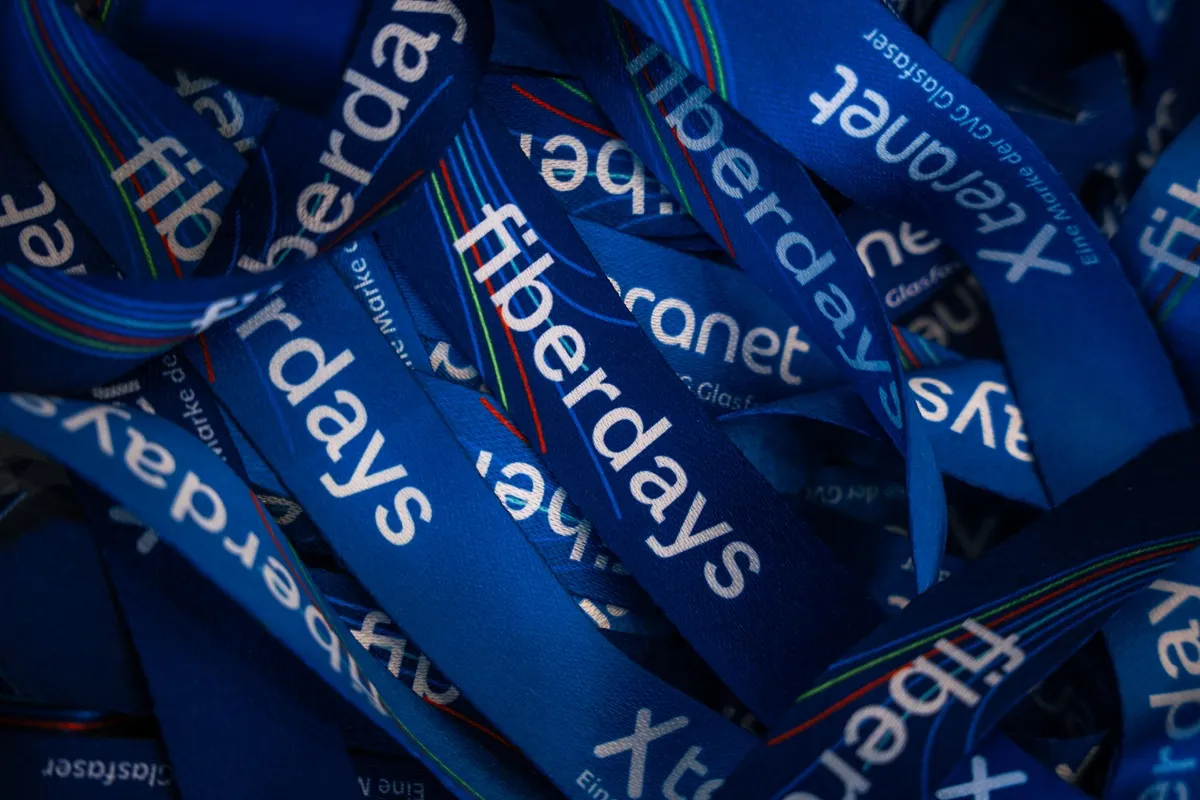 Ein Haufen Werbe-Lanyards der Kongressmesse fiberdays