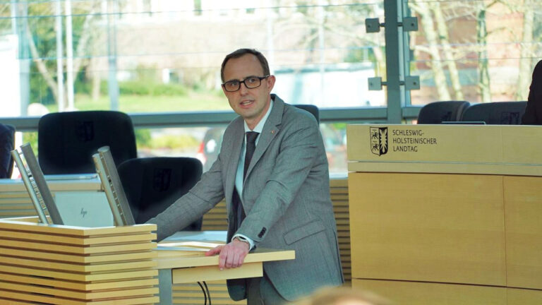Schleswig-Holsteins Digitalisierungsminister Dirk Schrödter am Rednerpult im Landtag.