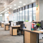 Großraumbüro, in dem die meisten Schreibtische nicht besetzt sind.