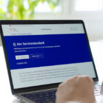 Ein Laptop, dessen Monitor die Startseite der Servicestandard-Website zeigt.
