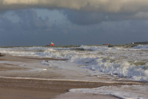 starke Wellen, Wind, Sonnenaufgang