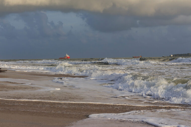 starke Wellen, Wind, Sonnenaufgang