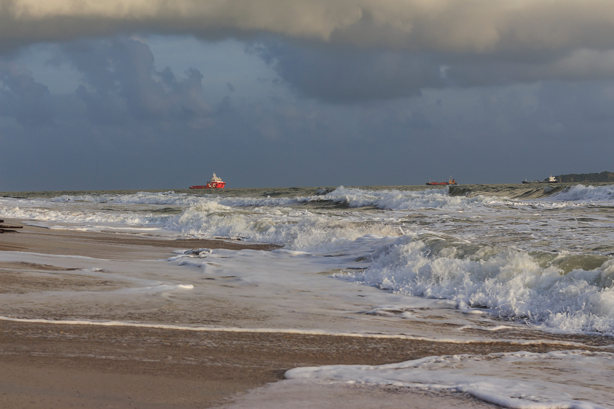 starke Wellen, Wind, Sonnenaufgang