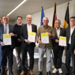 Gruppenbild mit formell gekleideten Menschen inkl. Innenminister Thomas Strobl und Förderurkunden