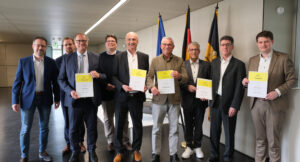 Gruppenbild mit formell gekleideten Menschen inkl. Innenminister Thomas Strobl und Förderurkunden