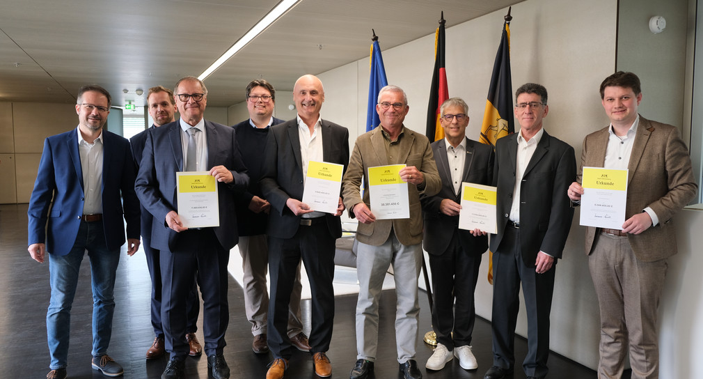 Gruppenbild mit formell gekleideten Menschen inkl. Innenminister Thomas Strobl und Förderurkunden
