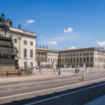 Hauptgebäude der Humboldt-Universität in Berlin von der Straße Unter den Linden aus gesehen.