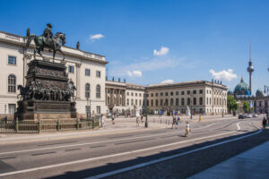 Hauptgebäude der Humboldt-Universität in Berlin von der Straße Unter den Linden aus gesehen.