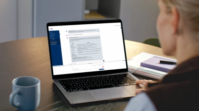 Frau vor Laptop_LLMoin-pilot-SH